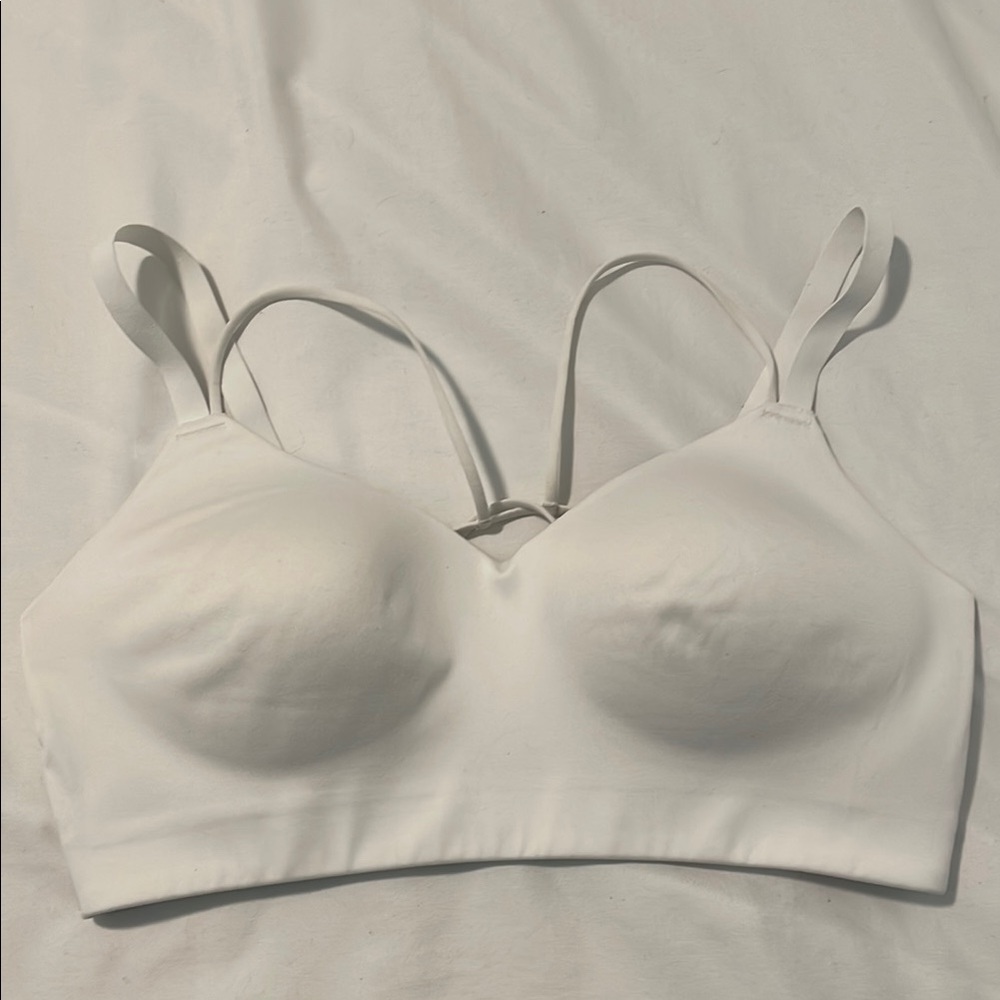 Gymshark White Wireless Bra with Molded Cups and Adjustable Straps